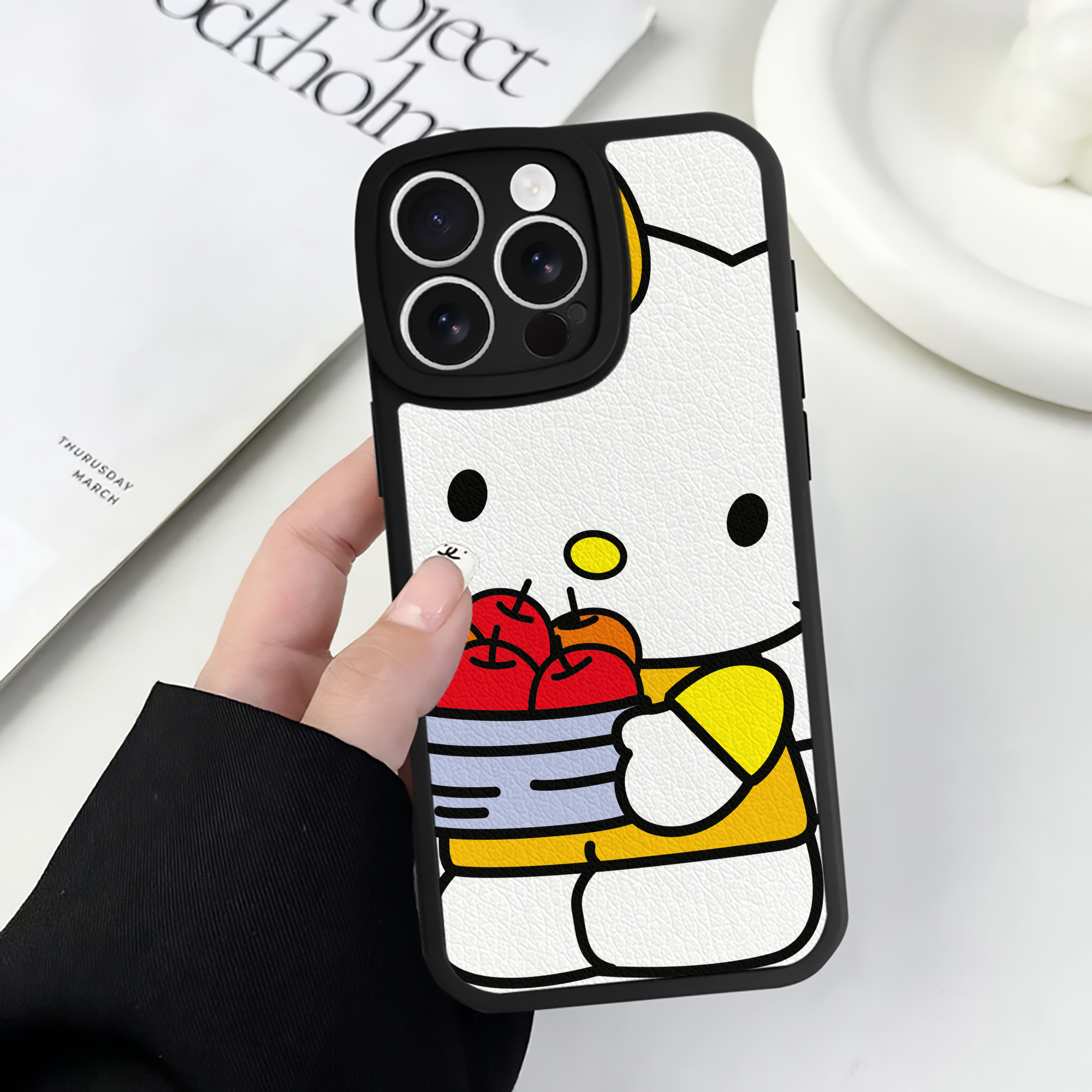 （画像用） Hello Kitty ハローキティ 【iPhone 16シリーズ対応】シリコンスマホケース（レザー調） 材質：シリコン